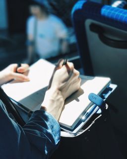 书上人物浅焦摄影