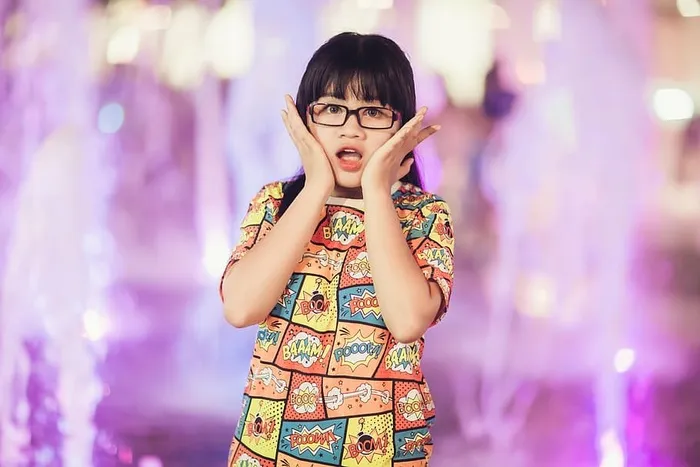 女孩、手、脸、紫色、浅背景、肖像、模特、时尚