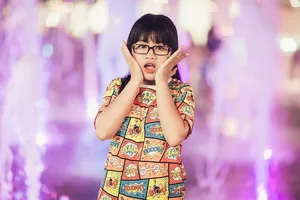 女孩、手、脸、紫色、浅背景、肖像、模特、时尚