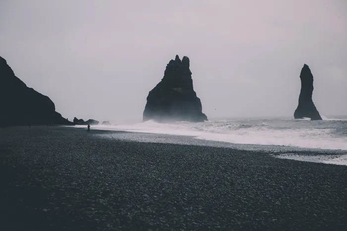 海岸，岩层，白天，岩石，岩层，海岸，波浪，海洋