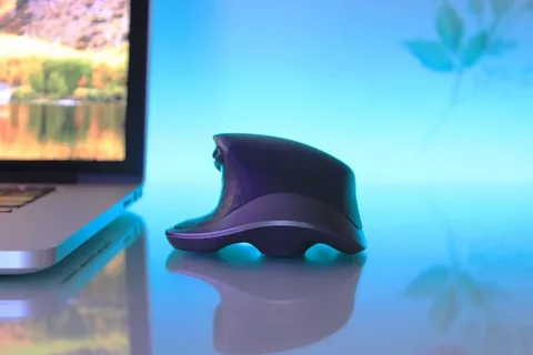 服装，帽子，服装，屏幕，电子产品，显示器，显示器，液晶显示屏