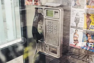 灰色和黑色电话