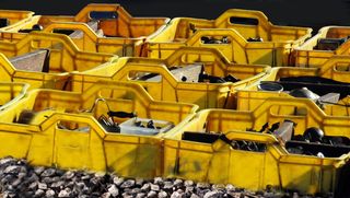 板条箱，跳蚤市场，翻箱倒柜，小饰品，黄色，一大群物品，丰富，没有人