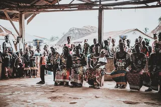 坐在长凳上的人