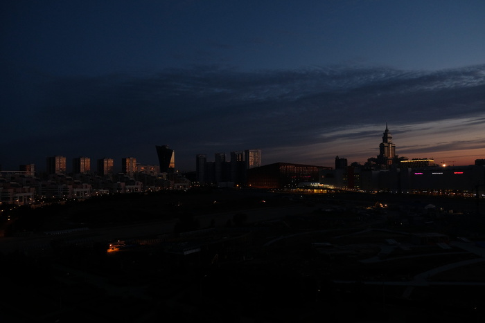 夜间建筑物的剪影