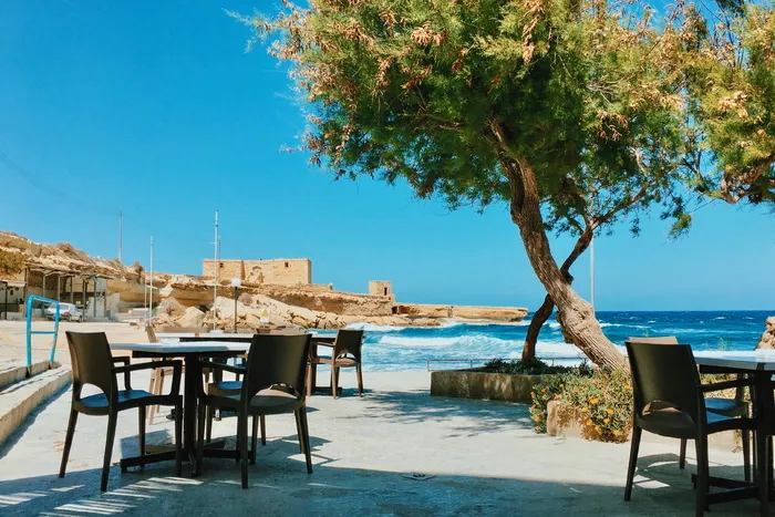 马耳他，żebbuġ，岛屿，夏天，空荡荡的，孤独的，桌子，树