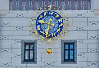 圆形金框模拟挂钟，9:32，钟楼，玩具博物馆，玛丽安·普拉茨，慕尼黑