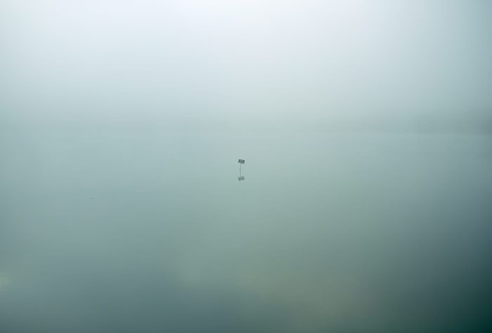 路标，水，湖，倒影，标志，招牌，柱子，什么都没有