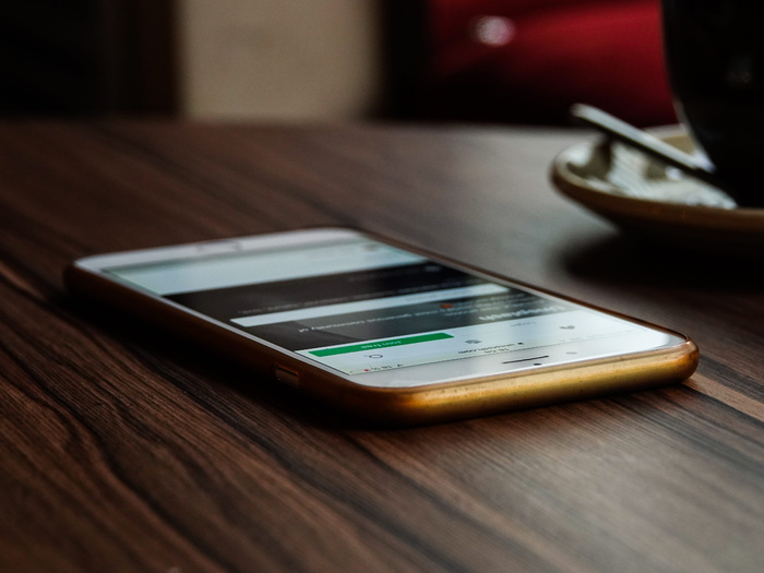 棕色木质表面上的金色 iPhone 6