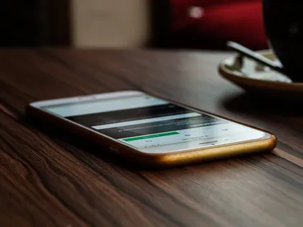 棕色木质表面上的金色 iPhone 6 棕色木质表面上的金色 iPhone 6