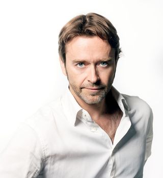 穿白色纽扣衬衫的男人