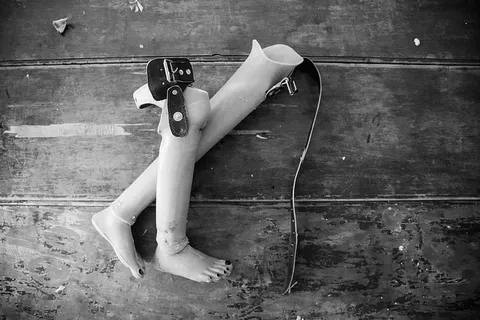 木质表面上的两条假腿