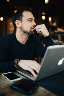 在现代咖啡馆工作的年轻企业家