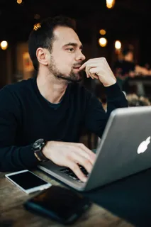 在现代咖啡馆工作的年轻企业家