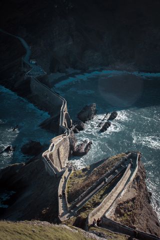 黑色和灰色迷彩夹克