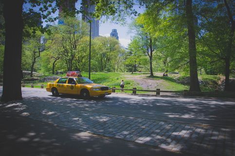 黄色福特皇冠维多利亚在灰色混凝土道路上