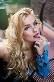 戴眼镜的女士,手指放在嘴唇上 戴眼镜的女士,手指放在嘴唇上