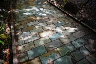 石头路，石头路，斑驳的，斑驳的，光影，没有人，天