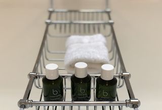 英国，萨里，赖盖特路，室内，无人，静物，医疗保健和药品，集装箱