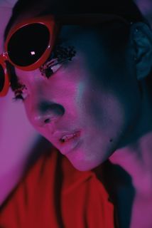 自拍的女人, 戴墨镜的女人, 妇女, 女性, 领导, 紫色, 亚洲, 肖像