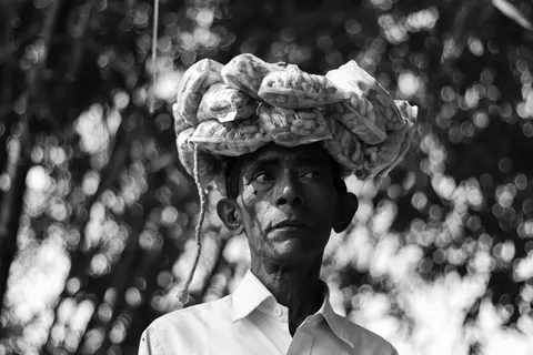 男人头上的塑料袋