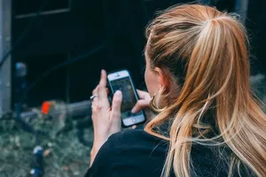 在户外使用iPhone的女性