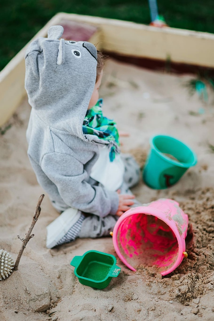 蹒跚学步的孩子在沙滩上玩耍