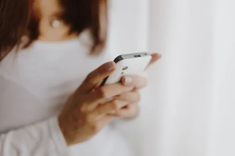 使用智能手机的美女 使用智能手机的美女
