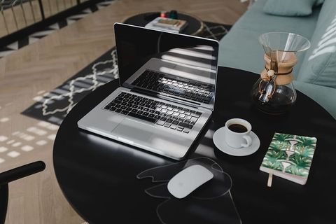 在家里桌上放着笔记本电脑的工作场所