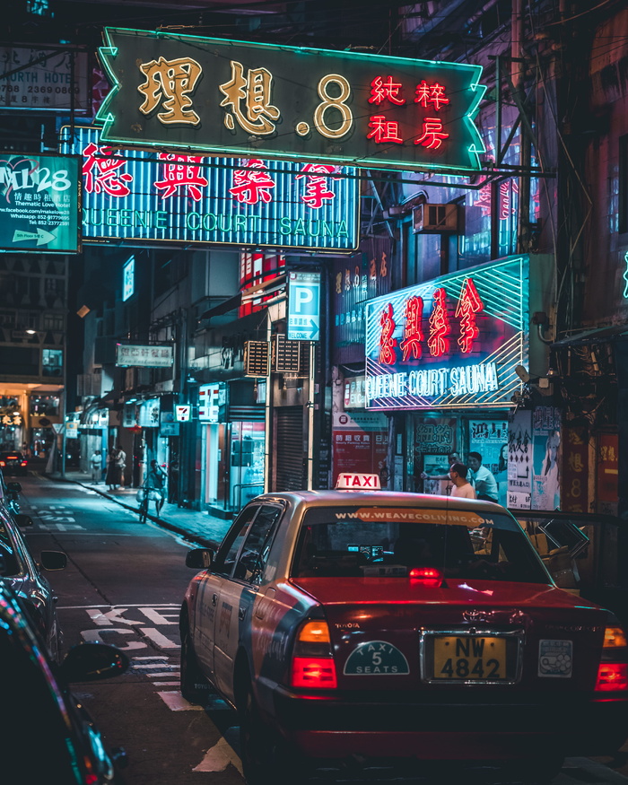 红白出租车停在庭院桑拿室外