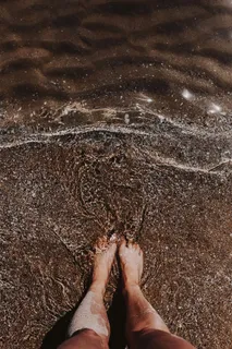 沙滩上的女性腿 沙滩上的女性腿