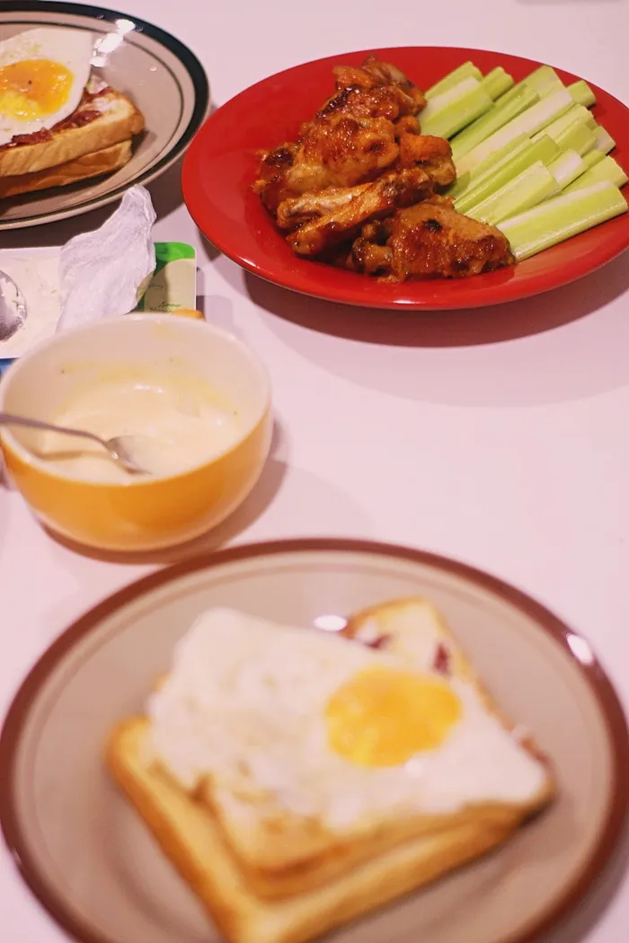 烤肉配煎蛋和面包