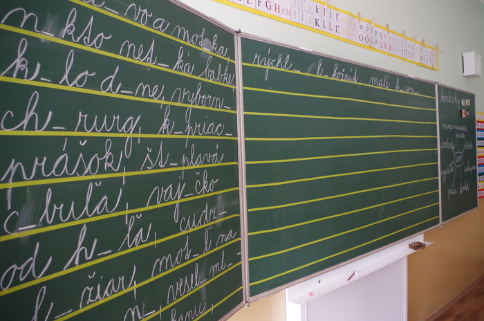 学校，写字，黑板，粉笔，小学生，室内，绿色，没有人