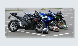 两辆，黑色，一辆，蓝色，跑车，停在前面，三辆摩托车