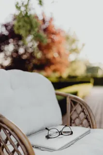 带笔记本电脑的户外办公室