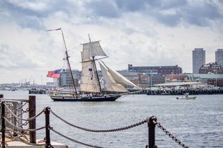 波士顿，美国，查尔斯顿海军造船厂，帆船，船，港口，波士顿港，国旗