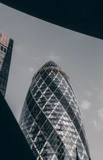 白天的子弹形建筑