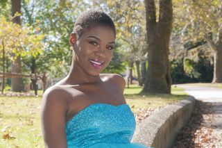 穿蓝色无肩带上衣的女人