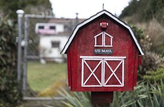 白色和红色木制谷仓邮箱