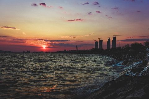 黄金时段海边的岩石