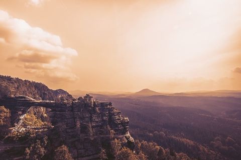 从山上可以看到美丽的风景