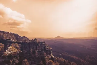 从山上可以看到美丽的风景