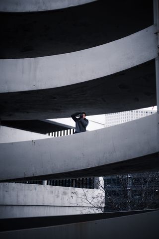 混凝土建筑上的男子拍照