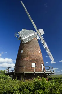 英国埃塞克斯州塔克斯特德,修复风车,建于1804年,白帆,红砖,木廊 英国埃塞克斯州塔克斯特德,修复风车,建于1804年,白帆,红砖,木廊