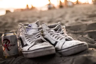 白色高帮面包车运动鞋和锡罐