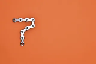 橙色表面上的灰色链