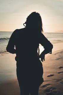 站在岸上的女孩剪影摄影 站在岸上的女孩剪影摄影