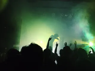 加拿大，多伦多，频闪灯，烟雾，音乐会，人群，现场音乐，嬉皮士破坏