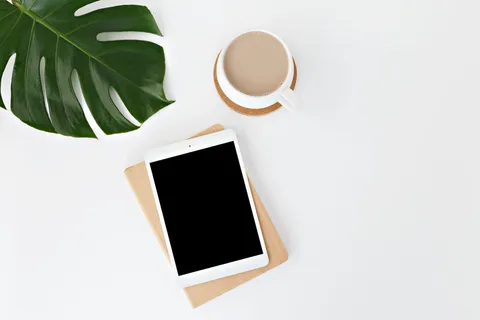 白色表面上的白色iPad 白色表面上的白色iPad