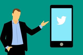 使用移动设备运行twitter应用的社交媒体人。